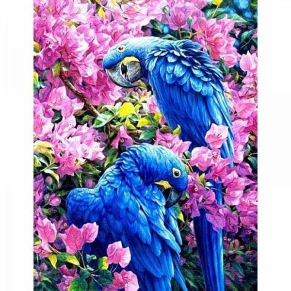 Blauwe papegaaien tussen de roze bloemen