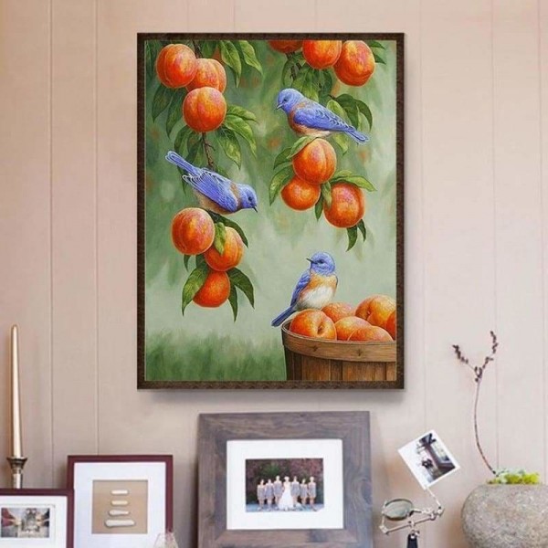 Drie blauwe vogeltjes bij een perzikboom