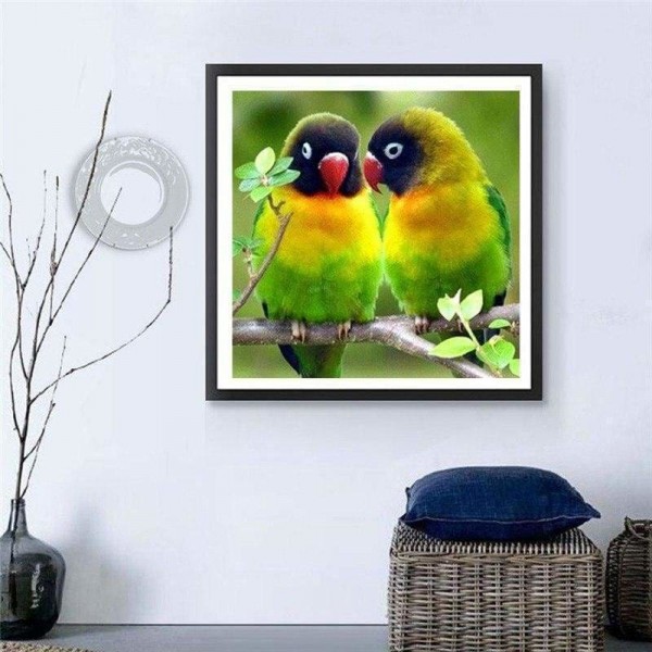 Kleurrijke verliefde vogels op een tak