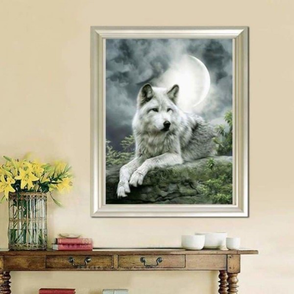 Liggende witte wolf