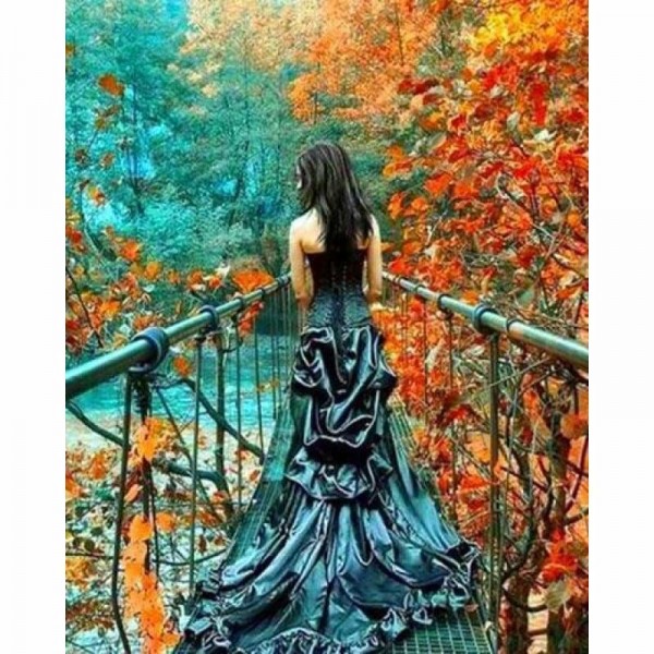 Vrouw in het zwart tussen de herfst bomen