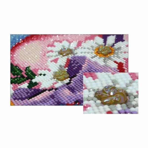 Schattige kat met roze hoed