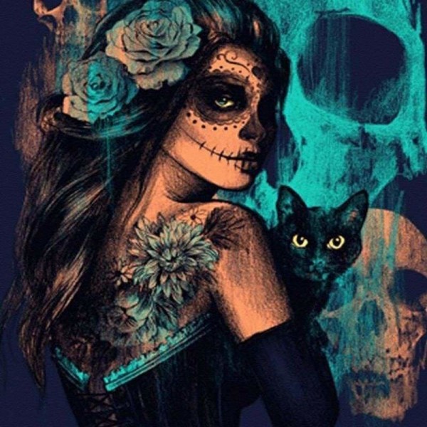 Zwarte kat in de armen van skelet vrouw