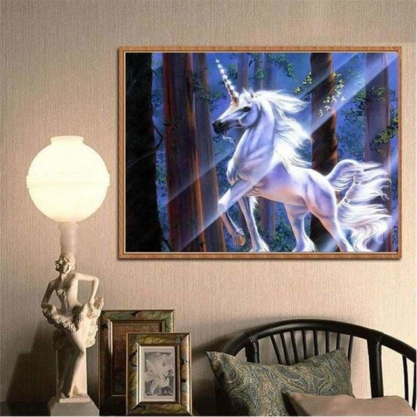 Witte eenhoorn in een bos