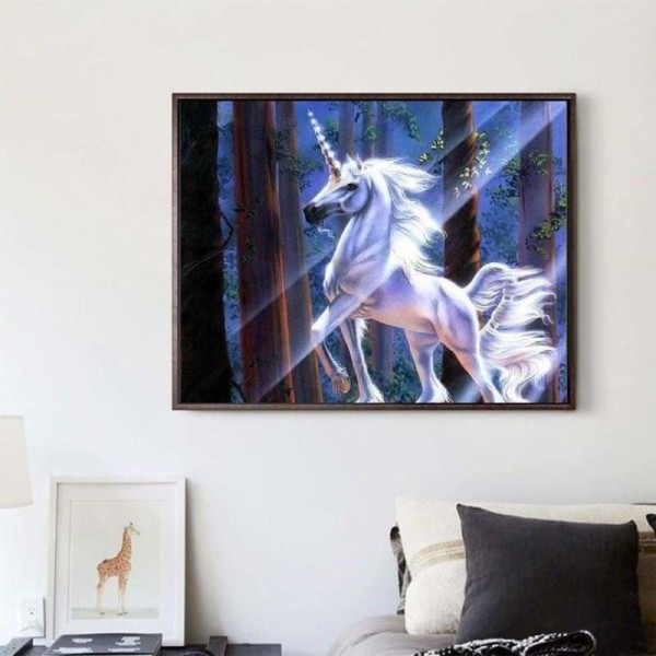 Witte eenhoorn in een bos