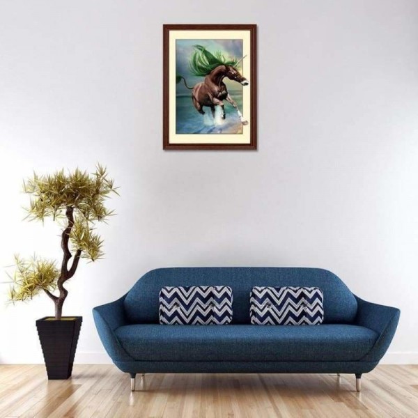 Rennend paard met groene manen