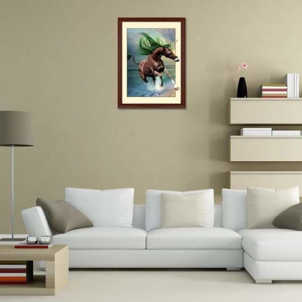 Rennend paard met groene manen